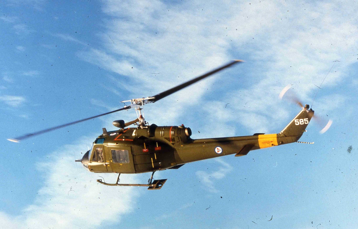 Ett helikopter i lufta , Bell UH-1B  585.