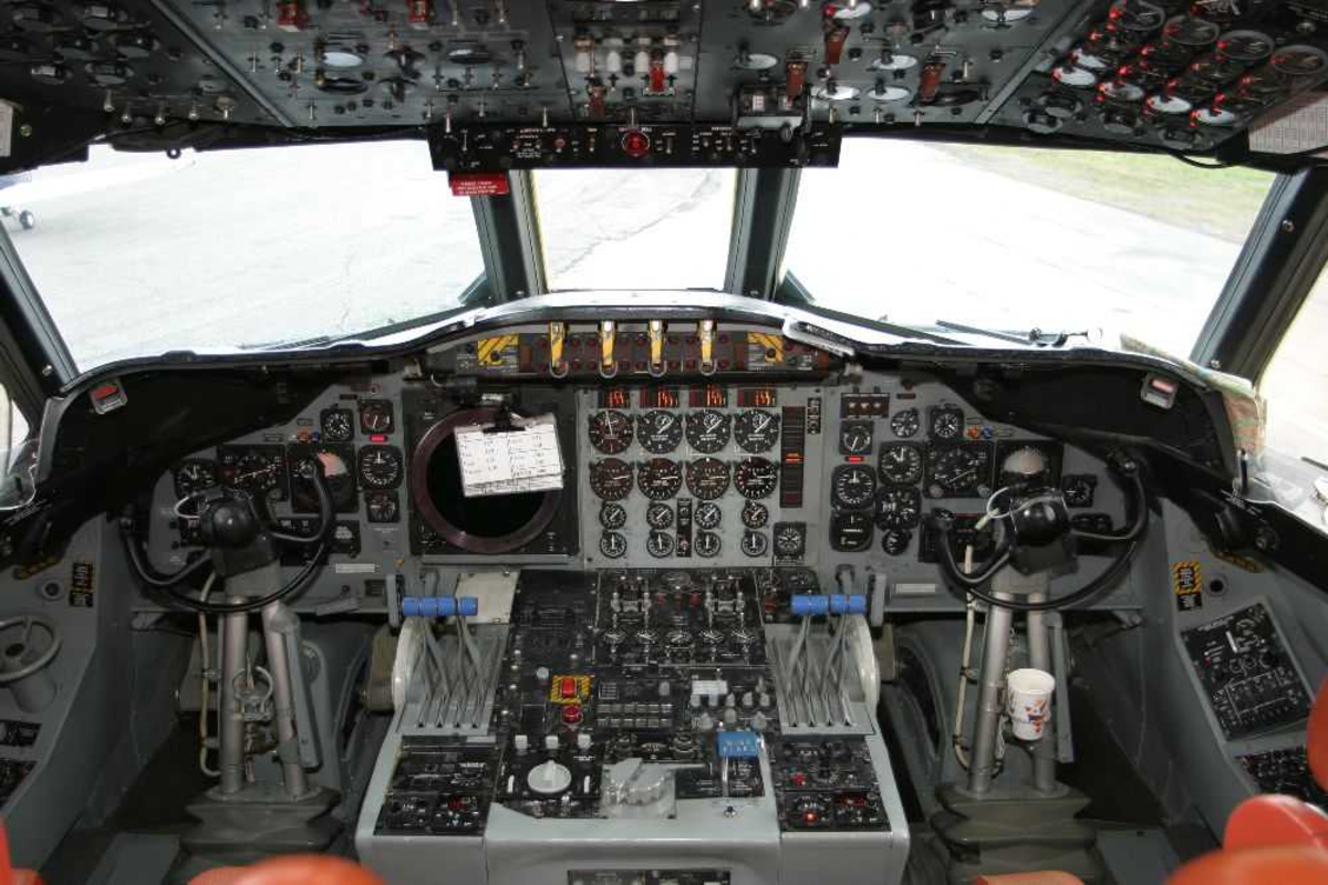 Ett fly på bakken. Detaljfoto fra cockpit med instrumenter.