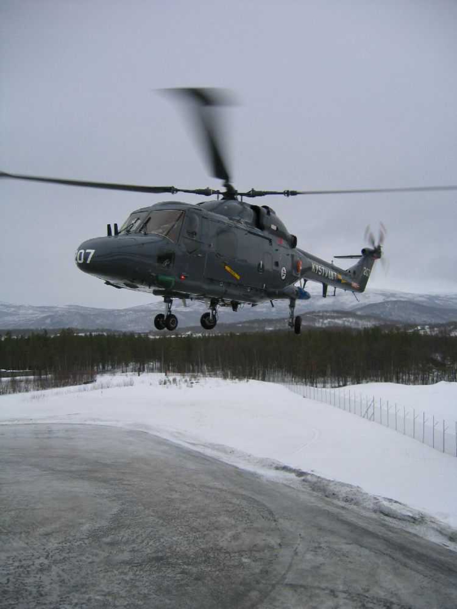 Ett helikopter, Westland WG-13 Lynx Mk86, 207 fra kystvakten.