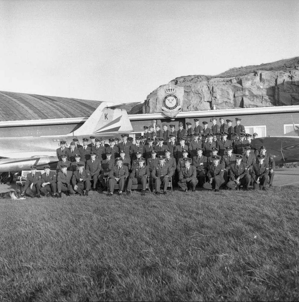 Gruppefoto av personellet ved 331 skvadron, Bodø flystasjon.