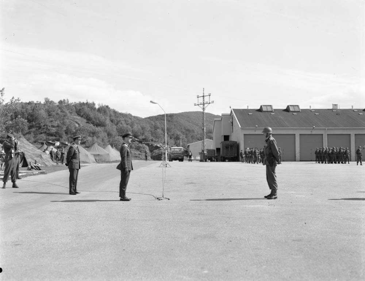 Oppstilling i Bodin leir ifm øvelse Barbara 8. Av de 3 offiserene som er med på oppstillingen sees fra høyre i bildet: Nr. 2 er Generalmajor N. Arveschaug og bak ham sees Oberst K. Bjørge-Hansen.