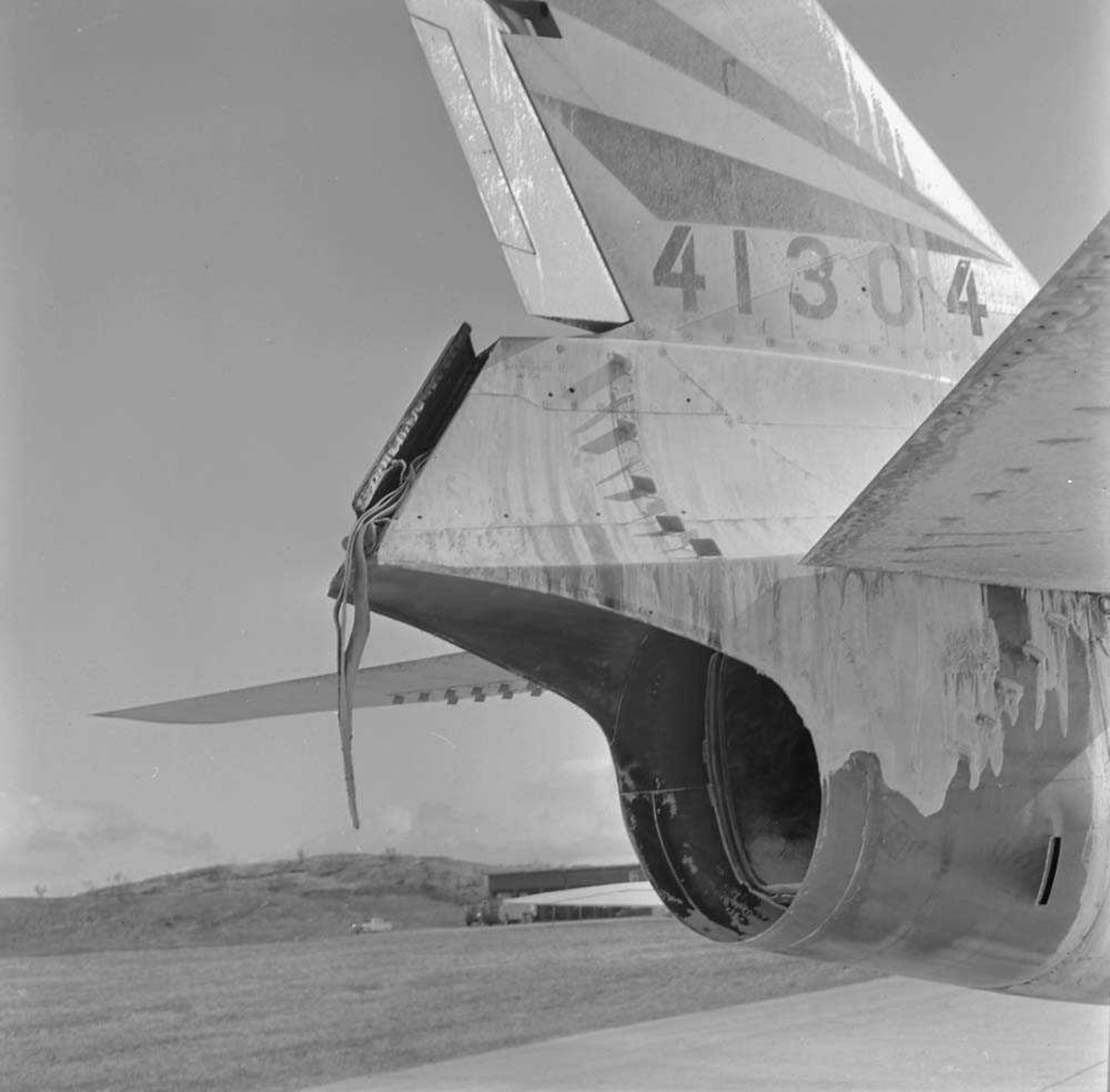 En F-86-K, Sabre, kjennetegn RI-E, serie nr. 54-1304, tilhørende 334 skvadron, har hvarert på flystripa på Bodø flystasjon.
