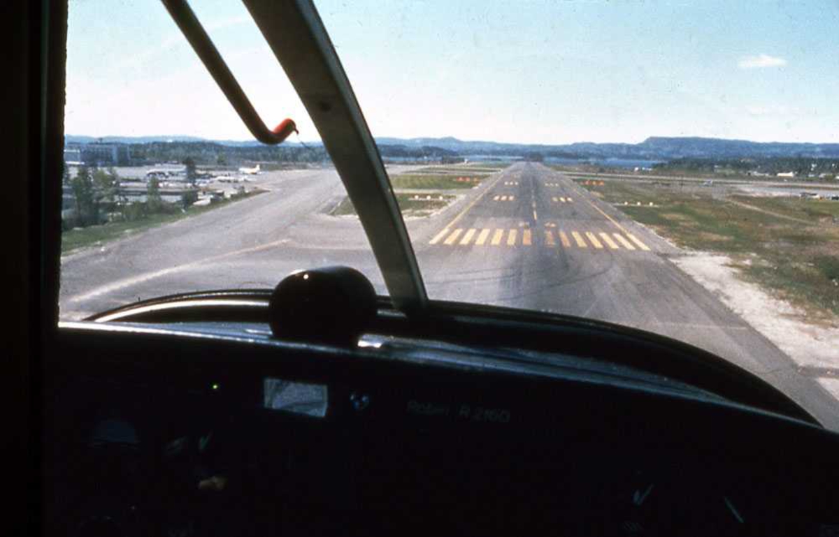 Ett fly i luften. LN-RAC, Robin R.2160. Innflygning, sett fra cockpit.