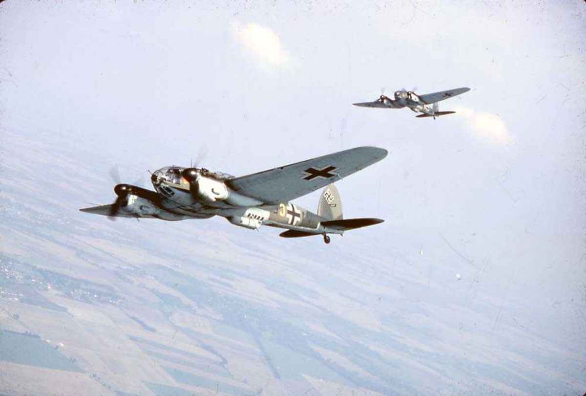 Luftfoto. To fly i luften, Heinkel He 111.