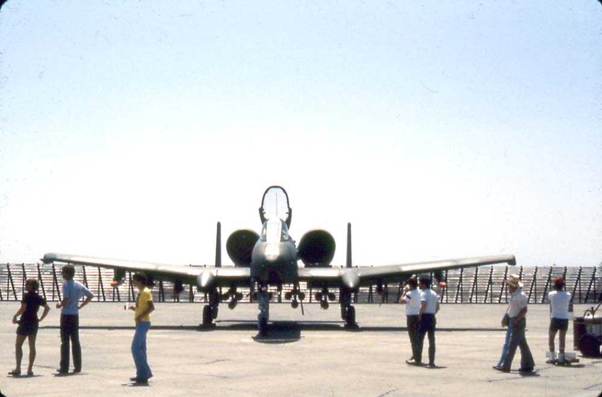 Flystevne. Ett fly på bakken, Fairchild A-10A Thunderbolt. Flere personer foran flyet.