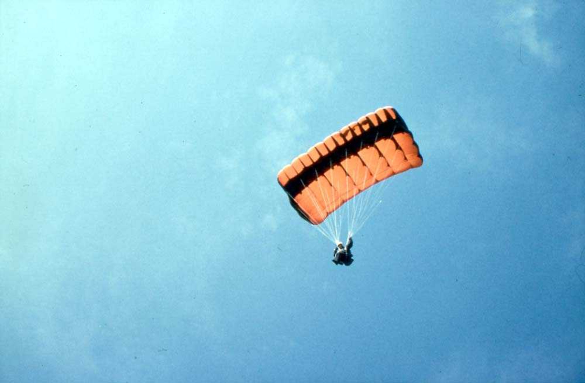 Luftfoto. En fallskjermhopper i luften.