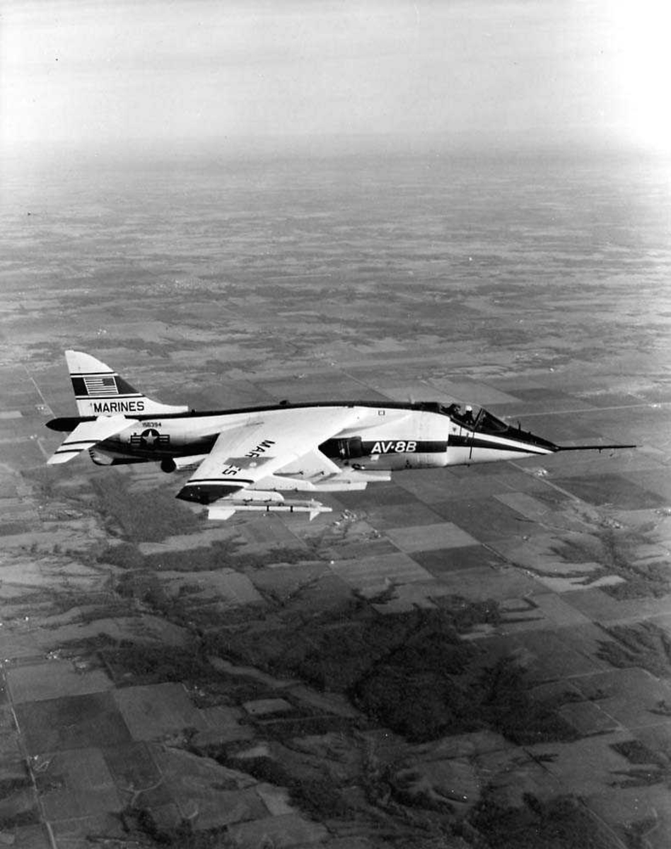 Luftfoto. Ett fly i luften, Harrier AV-8B.