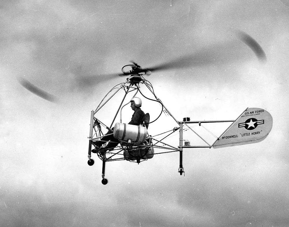 Luftfoto. Ett helikopter i luften, McDonnell XH-20 "Little Henry".