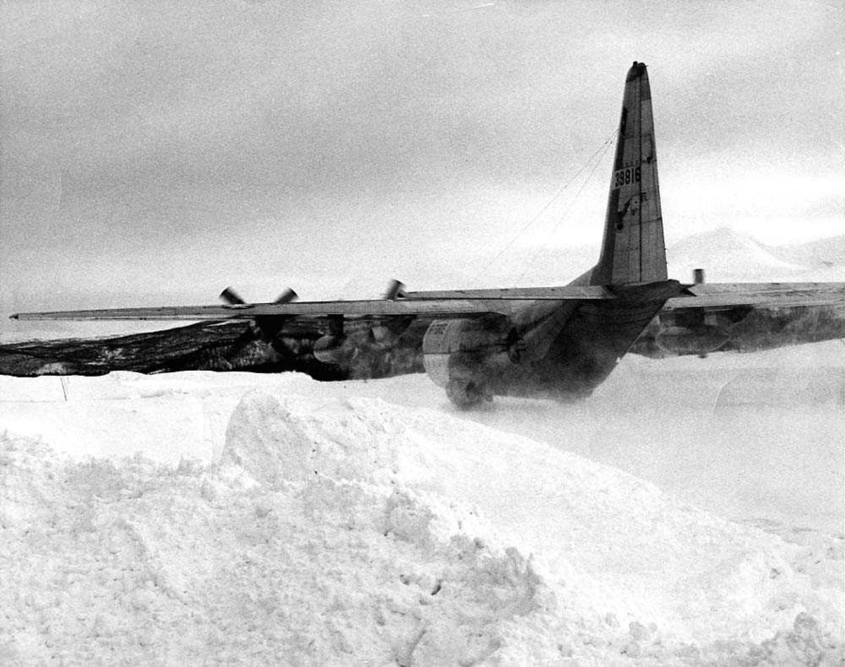 Ett fly på bakken, Lockheed C-130H Hercules. Snø på bakken.