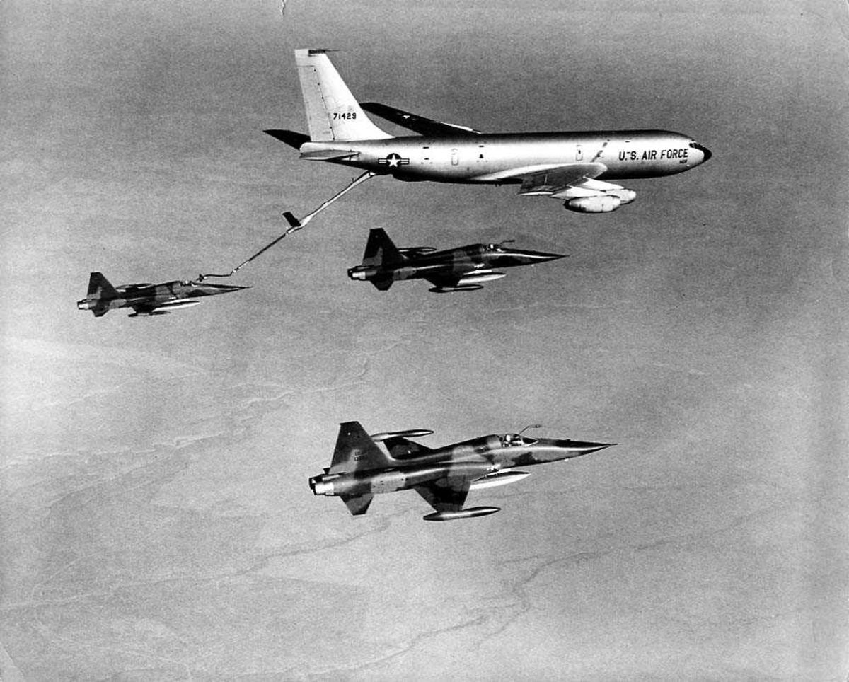 Luftfoto. Fire fly i luften. Tre Northrop F-5 "Freedom Fighter", hvor det ene tanker fra en Boeing KC-135.