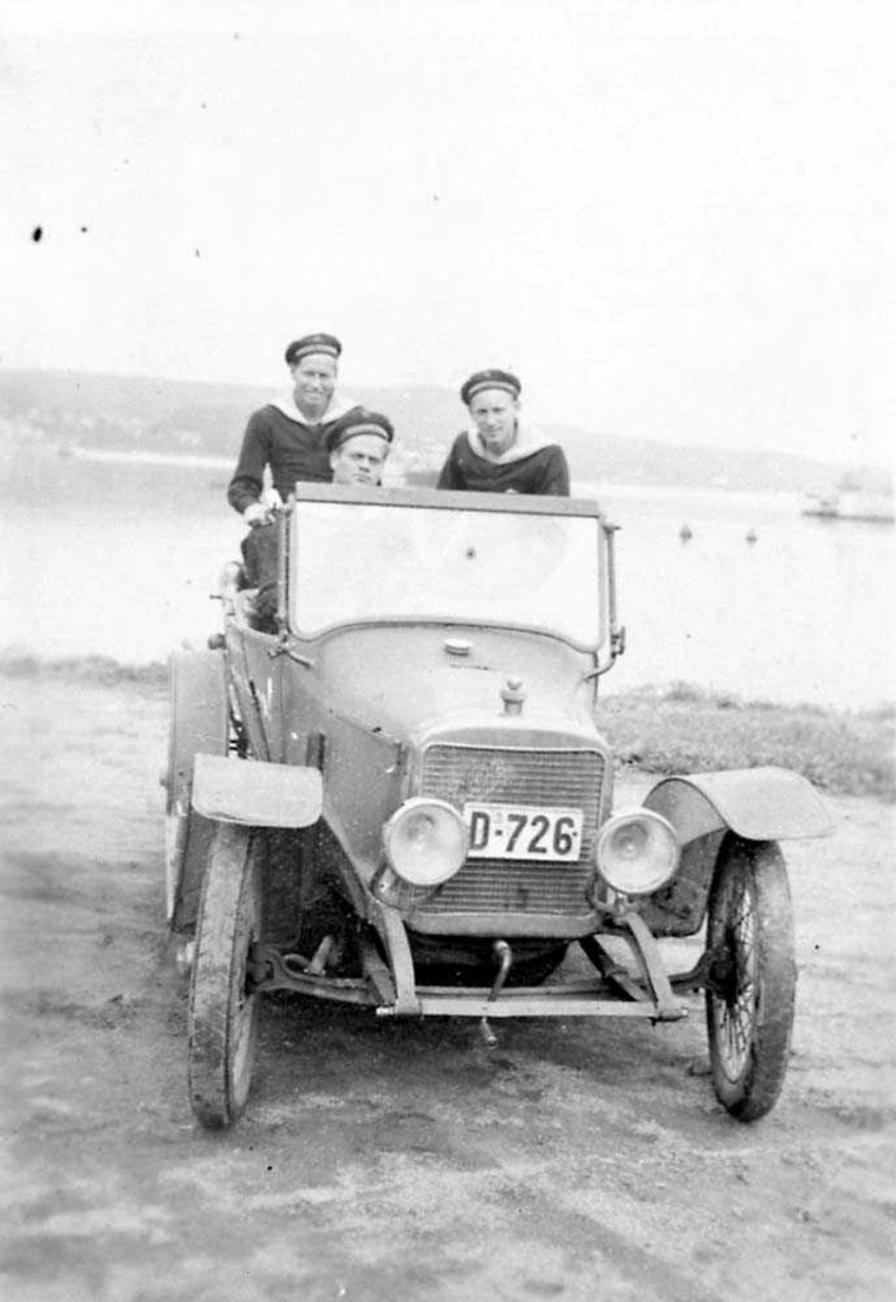 Portrett av tre personer som sitter i en bil.