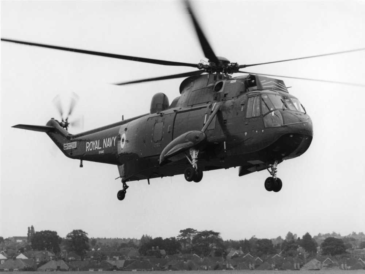 Ett helikopter i luften. Westland Sea King HAS Mk.2, tilhørende Royal Navy, merket XV642.