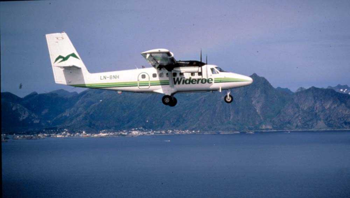 Luftfoto. Ett fly, LN-BNH, DHC-6-300 Twin Otter fra Widerøe.