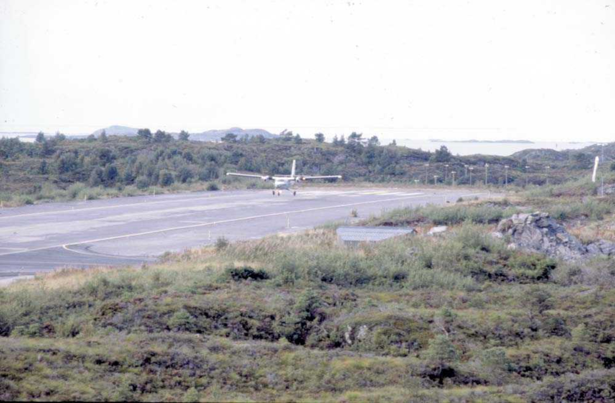 Lufthavn/Flyplass. Florø. Ett fly, DHC-6-300 Twin Otter fra Widerøe, har landet.