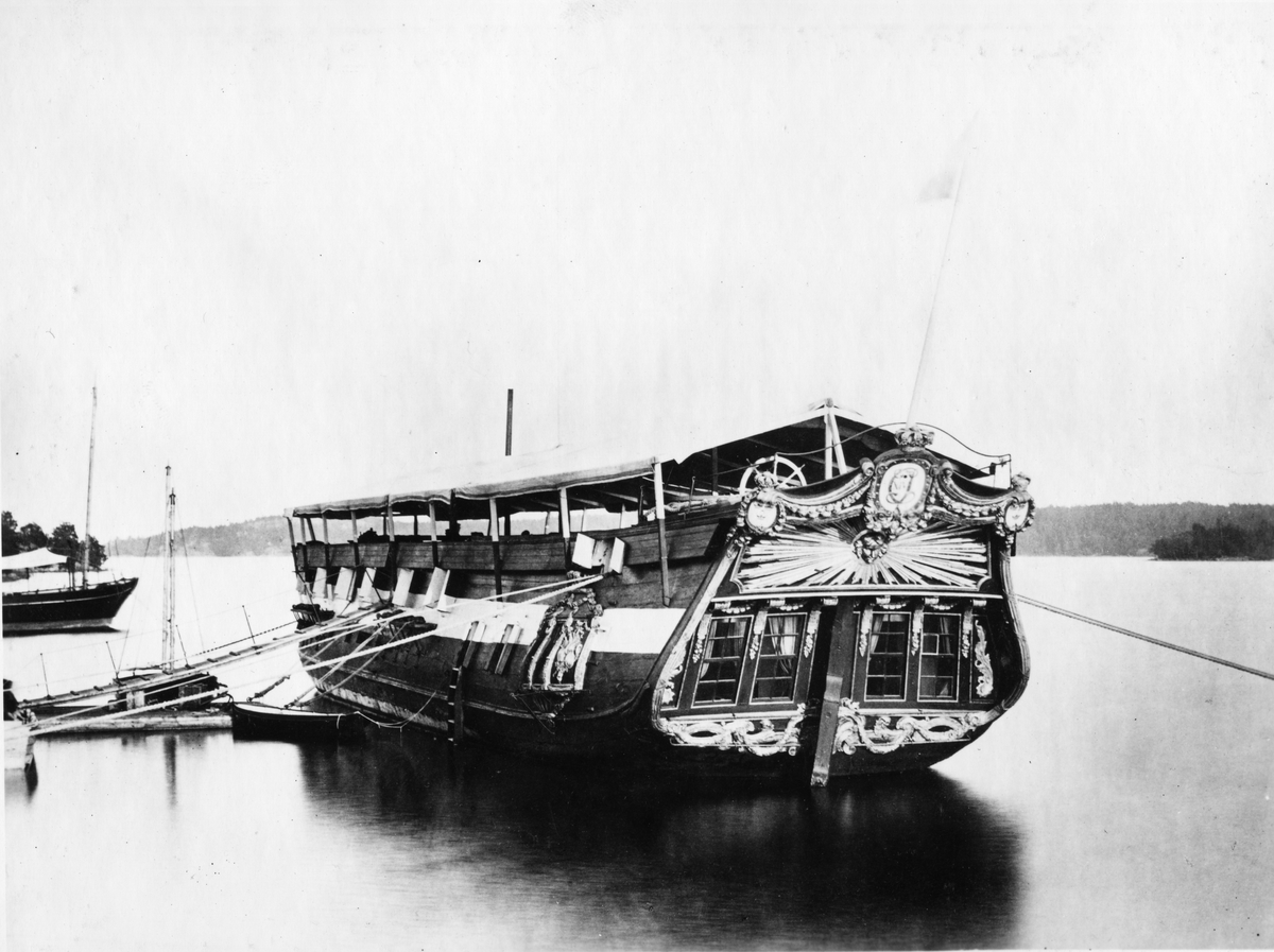 Kungliga skonerten Amphion som logementsfartyg. 
Byggd till Gustav III, ändrades sedermera till Carl XIV Johan.
