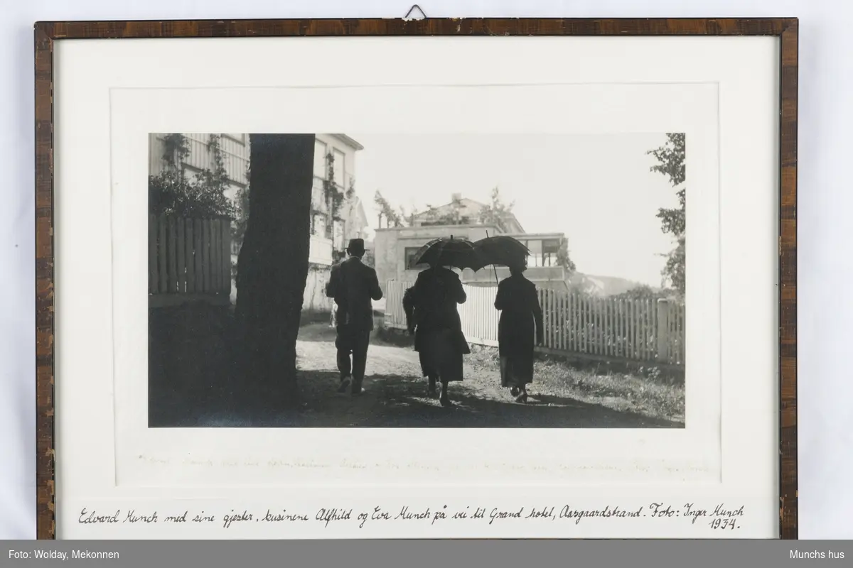 "Edvard Munch med sine gjester, kusinene Alfild og Eva Munch på vei til Grand Hotel, Aasgaardstrand".