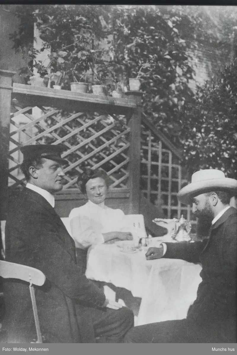 Sommer i Åsgårdstrand. Edvard Munch sammen med en kvinne og en mann (ant. kunstneren Paul Rollon «Pola» Gauguin).