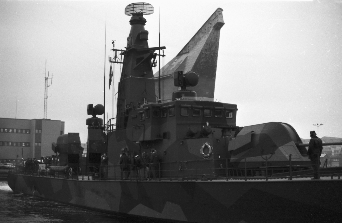 Bilden visar korvetten Göteborg i örlogshamn i Karlskrona. I bakgrunden syns Gamla mastkranen.