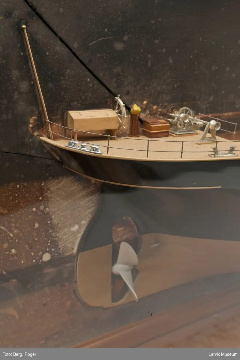 Modell av dampskipet "Tholma" i glasskasse