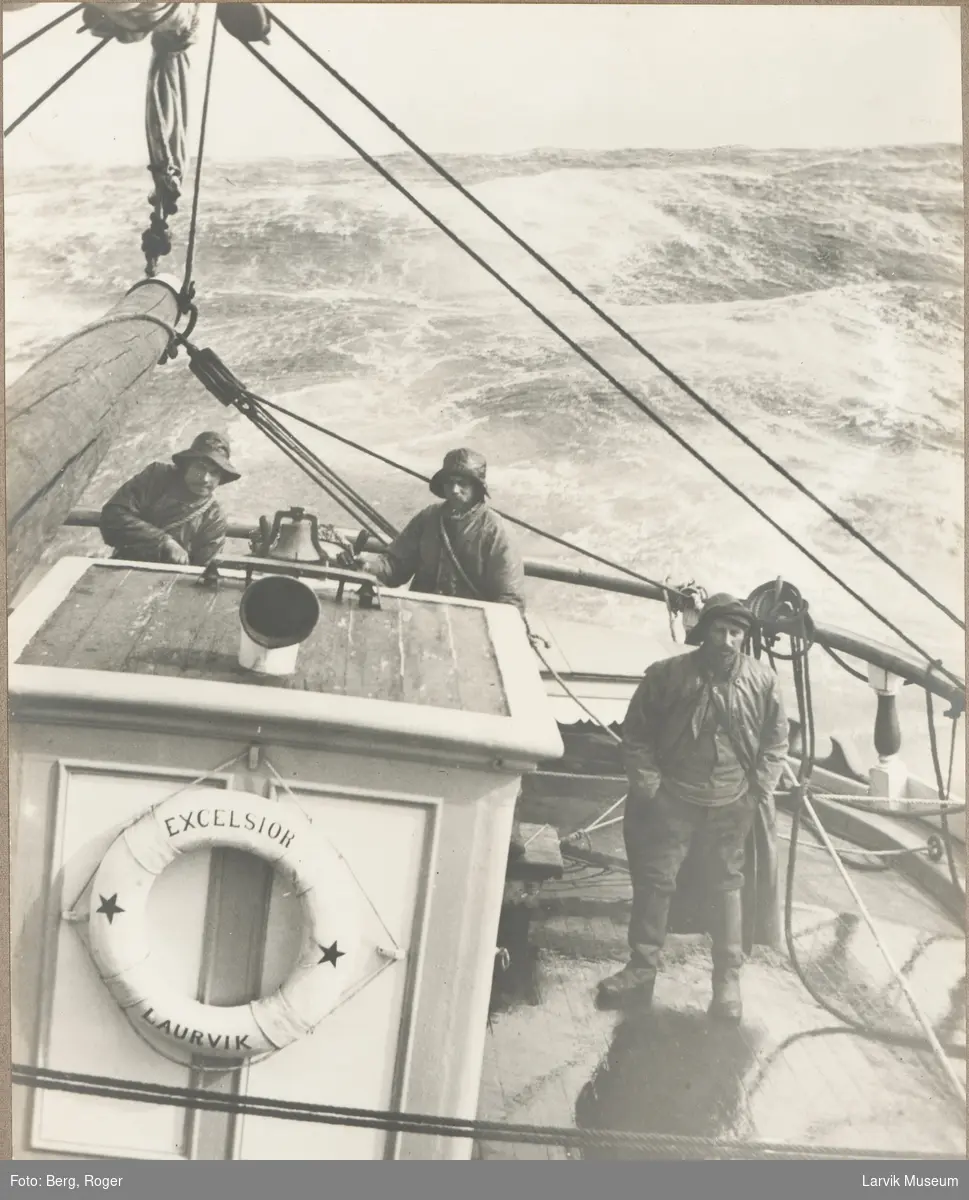 Larvikskipet "Excelcior" in the Roaring Fourty (40 grader syd). Mannskap på tre fotografert akterut i uværet.