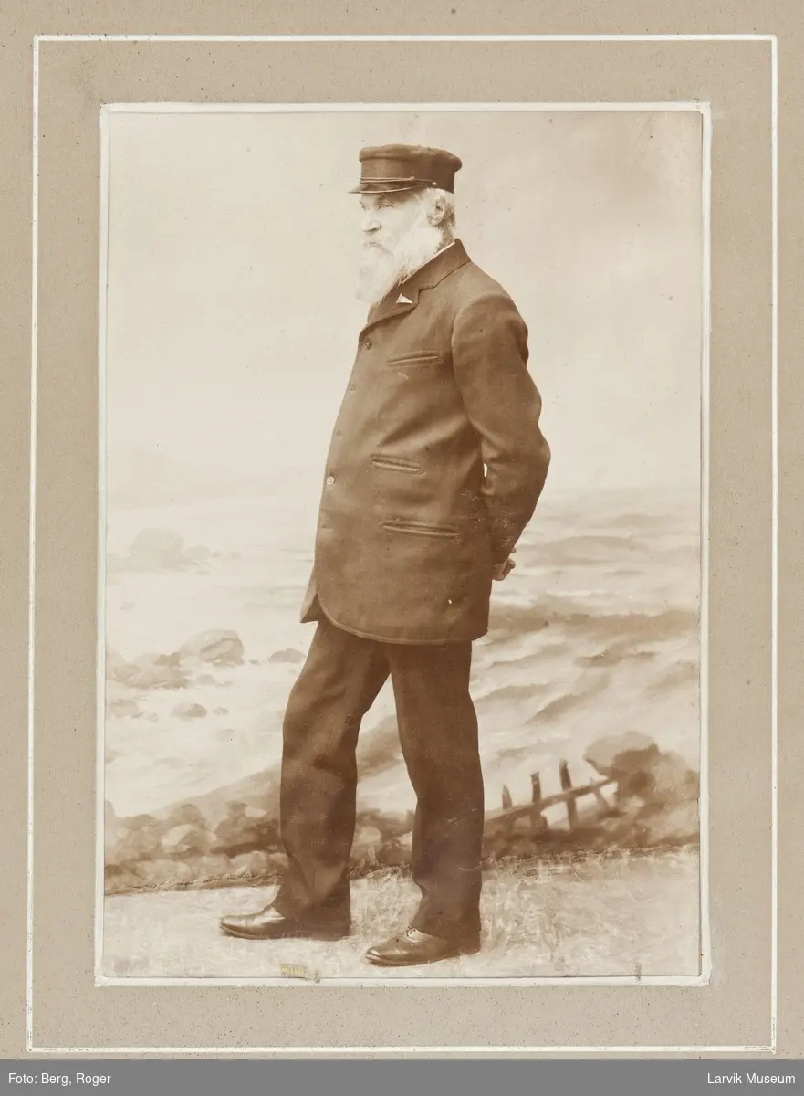 Foto av Colin Archer i ramme laget av Frammaterialer tatt ut fra skipet ved ombygging i 1897.