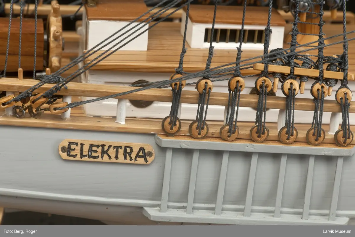 Modell i glassmonter av bark "Elektra"