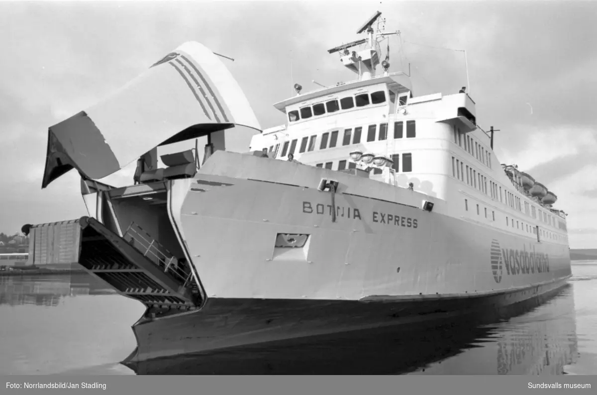 Finlandsfärjan Botnia Express anländer till Sundsvalls hamn  på  kvällen. - Sundsvalls museum / DigitaltMuseum