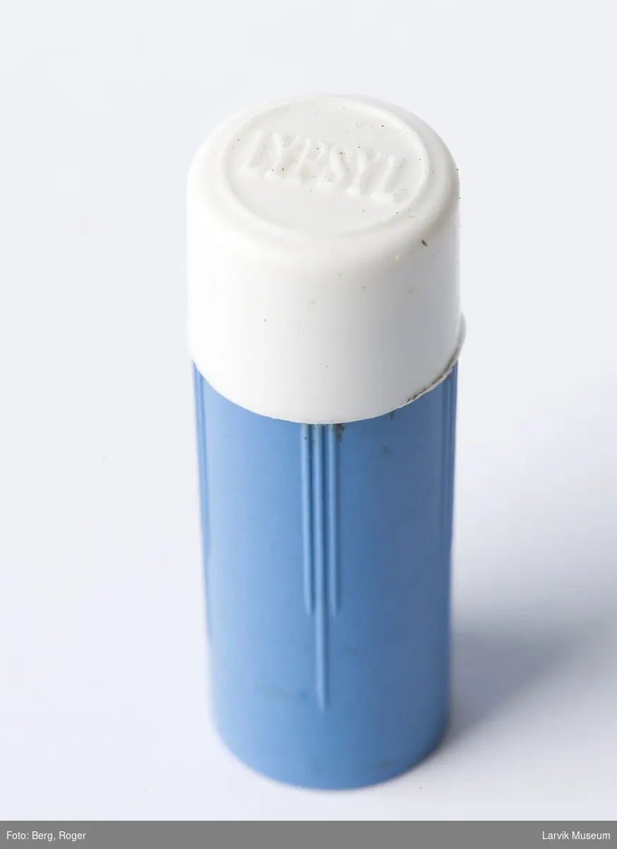 Medisinskrin inneholdende førstehjelpsartikler som plaster, saks, bandasje, Daraprim, penicillin, lypsyl.