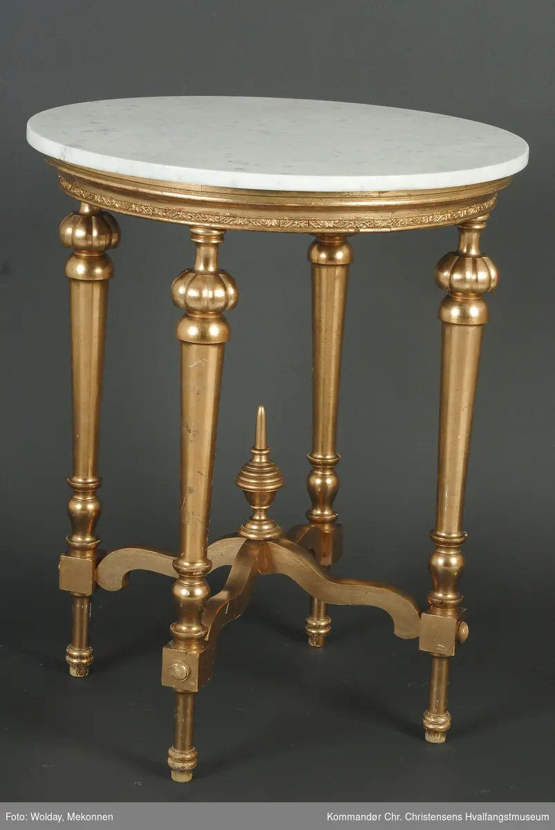 Rundt bord med 4 ben og marmorplate.