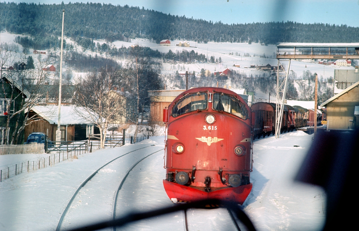 Kryssing mellom hurtigtog 301, dagtoget Oslo - Trondheim o/ Røros, og godstog 5716 i Tolga stasjon. Bildet er tatt fra lokomotivet i dagtoget og vi ser godstoget stå i spor 1.