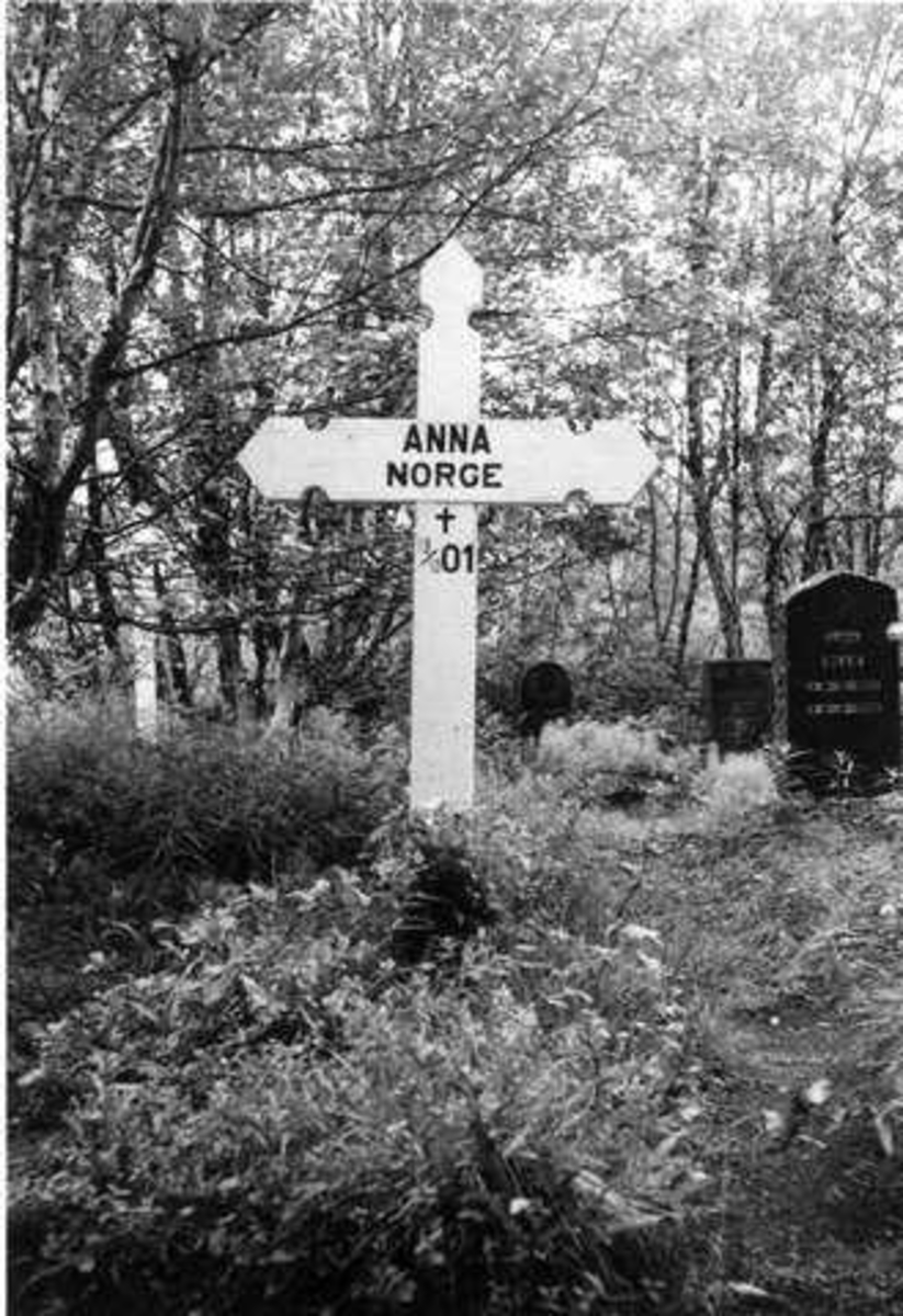 Grav Anna Norge Svarta Bjørns grav Tornehamn kirkegård
(Muligens feil - det påståes at de kun ligger et lite barn under der korset står).