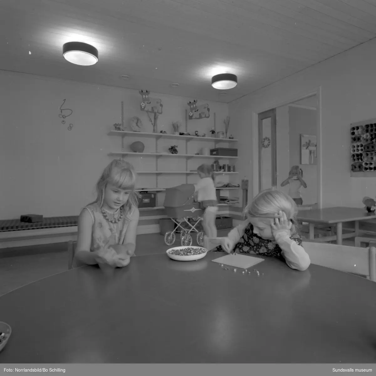 Exteriör- och interiörbilder med barn och personal vid Granlo barnstuga. Fotograferat för centrala byggnadskommittén.
