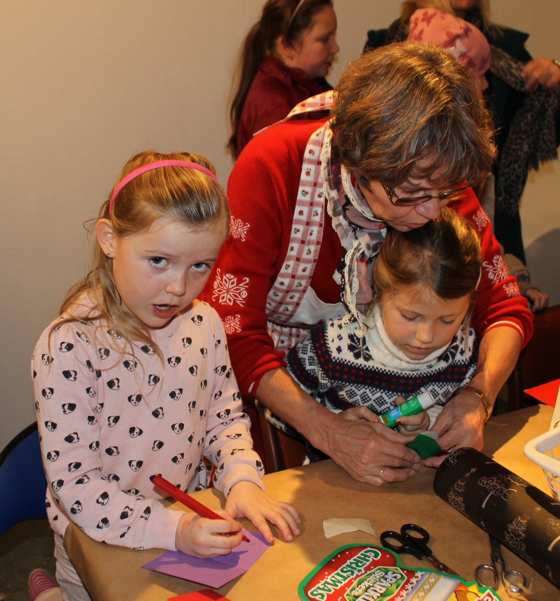 Juleverksted på Berg-Kragerø Museum  2014 i regi av Kragerø Husflidslag. Nr. 17. Laget forbereder, assisterer ungene, selger varer, lodder og julegrøt. 21 kvinner  i sving for å få dette til.