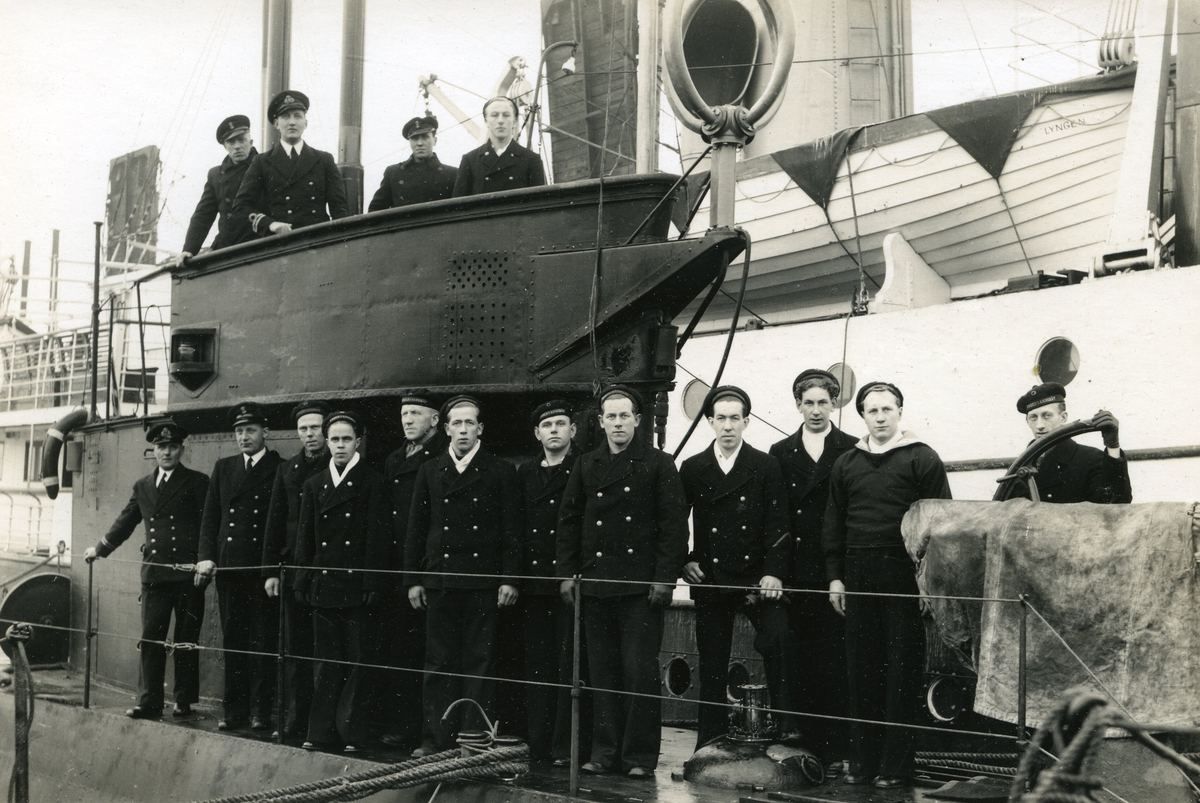 Motiv: Foto av undervannsbåten "B1" med besetning i Tromsø mai/juni 1940. Skipssjef løtnant Rolf Q Røren