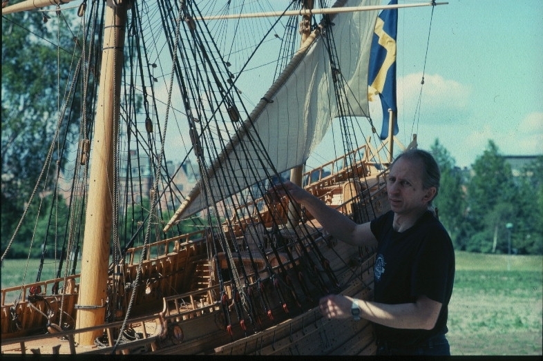 Modellkonservator Göran Forss med vasamodellen i skala 1:10 utanför nya Vasamuseet