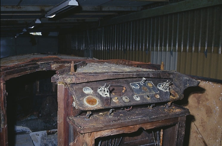 Fartyg: FREJA                         Bredd över allt 4,02 meterLängd över allt 20,15 meterRederi: Ångbåtsföreningen FrejaByggår: 1869Varv: Motala VerkstadÖvrigt: Fototillfälle: 2005-06-04. Byggdes som Kalmarsund No3. Blev 1887 Freja och trafikerade Frykensjöarna tills den förliste 1896. Bärgades 1994 och byggdes upp vari 99% av all plåt byttes ut. Eldhärjades men återuppbyggdes. Pga namnrestríktioner fick fartyget namnet Freja af Fryken, vilket namn enligt lag står målat i aktern. SMM har gjort en större dokumentation av fotografen Jean-Åke Almquist 1996.(Kallas formellt för Freja af Fryken men vi väljer att namnge den som Freja.)