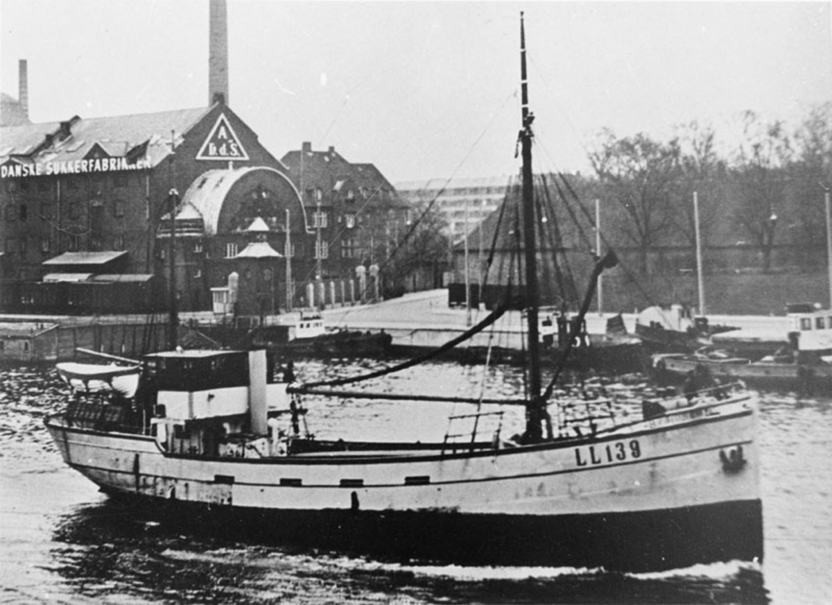 Fartyg: LL 139                        

Övrigt: Text på hus i bakgrunden: Danske Sukkerfabria
Refoto?