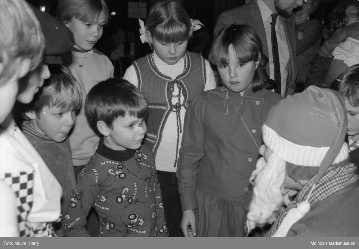Lindome hembygdsgilles julgille på Hällesåkersgården i Lindome, år 1985.

För mer information om bilden se under tilläggsinformation.