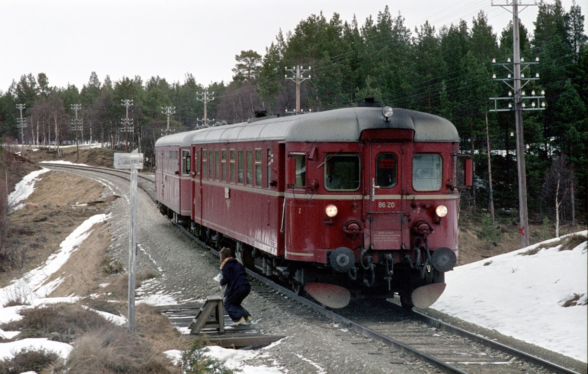 Persontog 372 med motorvogn BM 86 20, stopper ved Stormyren holdeplass, Os i Østerdalen.