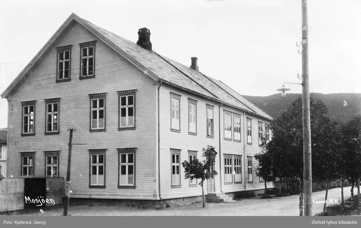 Mosjøen folkeskole i Mosjøen, Nordland.
Antakelig der Mosjøen videregående ligger idag (2015). Oldemor Kjerstine Hammer bodde visstnok på loftet der begynnelsen av 1900-tallet. (Info fra Hilde C. Andersen 2015).