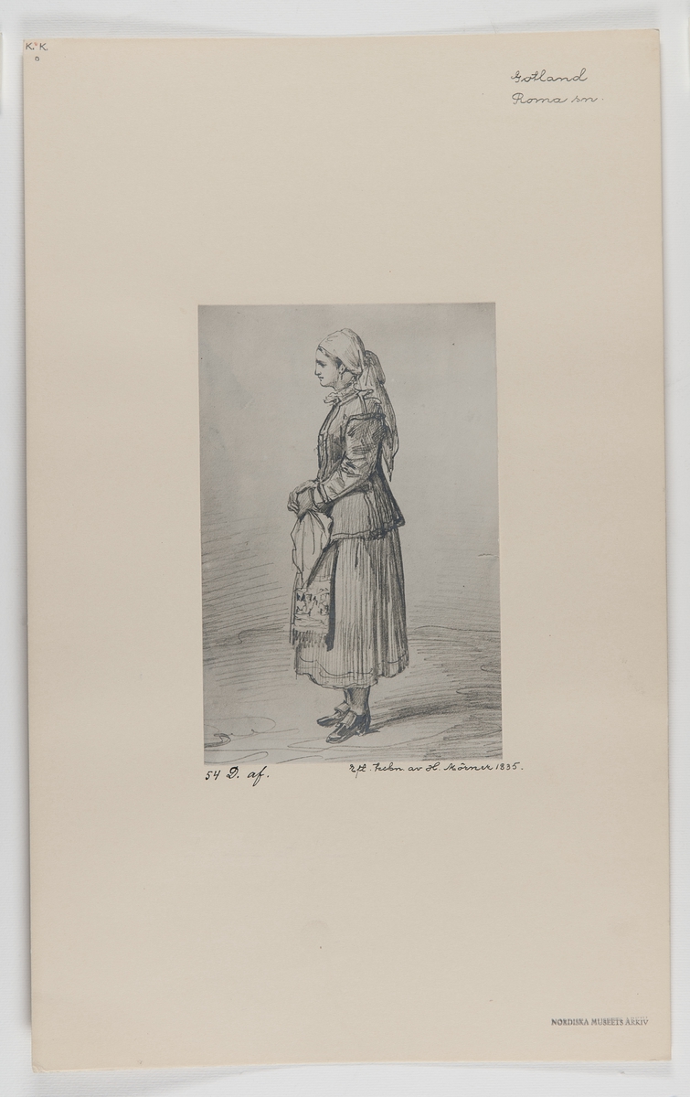Kvinna i folkdräkt, i helfigur i profil. Gotland, Roma socken. Efter blyertsteckning av Hj. Mörner 1835.