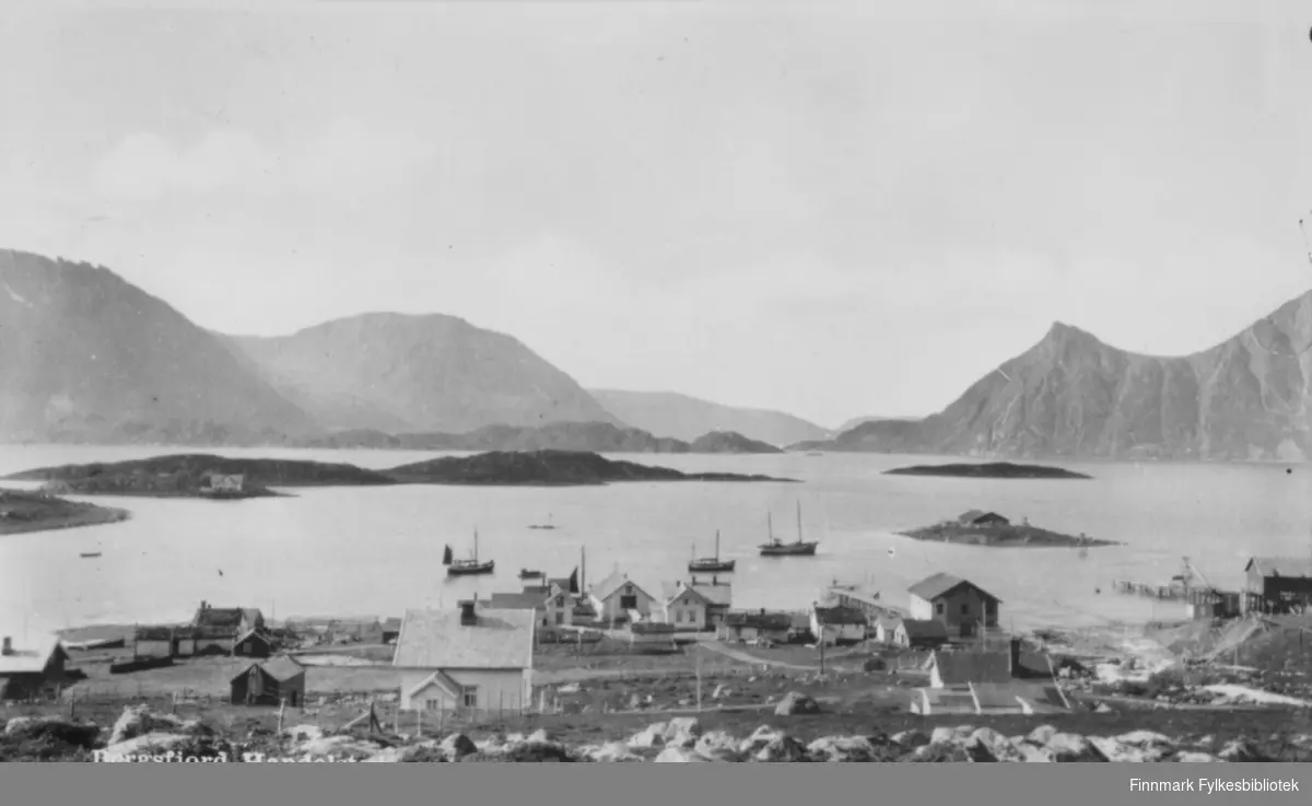 Postkort med trykt tekst: 'Bergsfjord Handelsted'