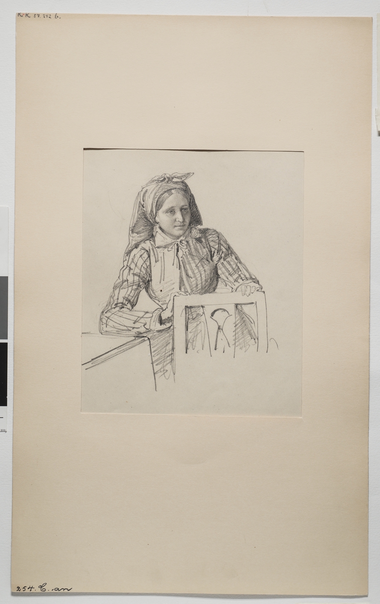 Blyertsskiss, bröstbild av en kvinna med huvudduk, sittande bakom en stol.  J.W. Wallander. Kvinnodräkt från Österåker.