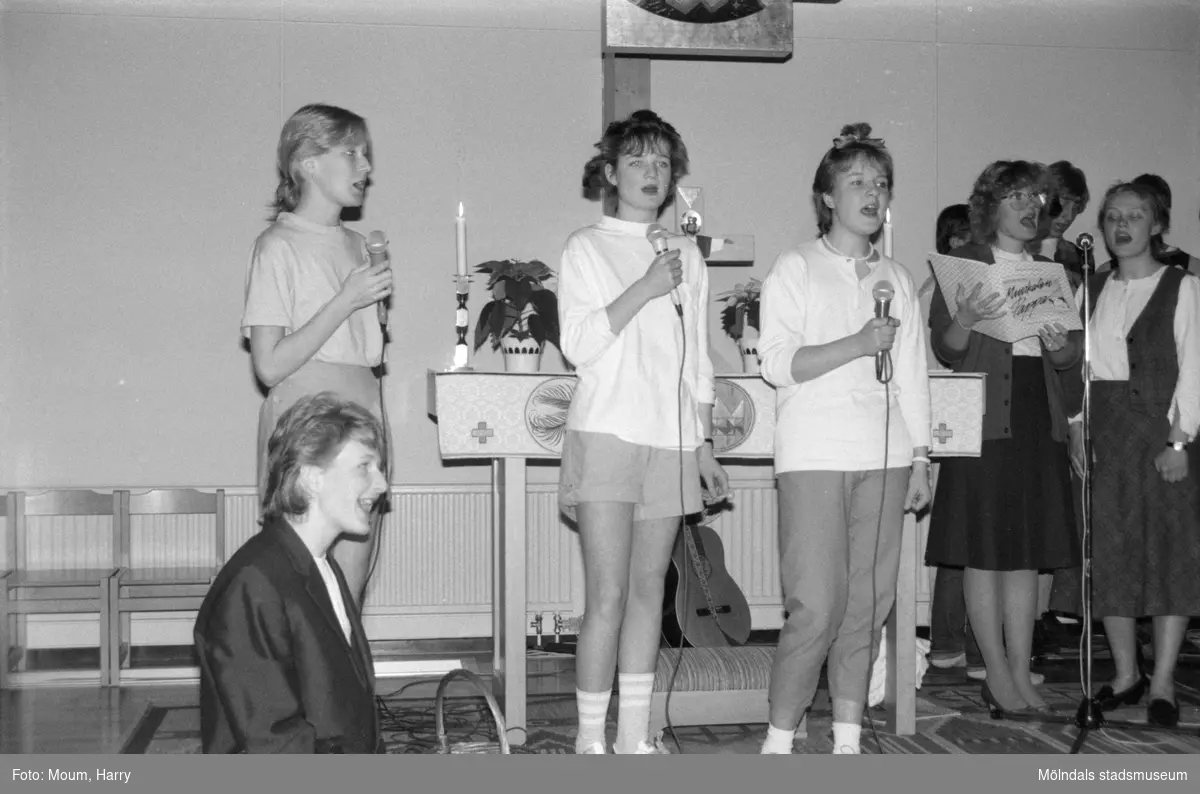 Fässbergs Ungdomskör framför musikalen "Pappa" i Apelgårdens kyrka i Kållered, år 1985.

För mer information om bilden se under tilläggsinformation.