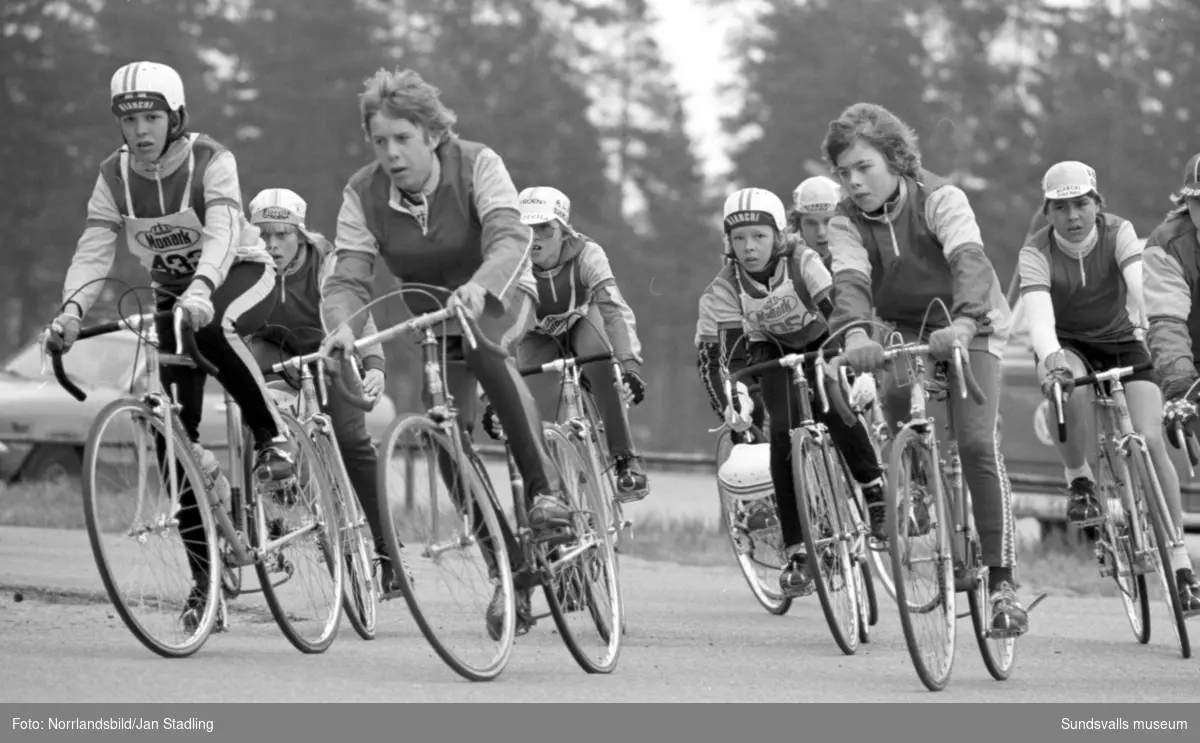 Ett gäng unga cykeltalanger susar fram någonstans i Timrå en vårdag 1979, och uppenbarligen hade ännu inte säkerhetstänkandet med cykelhjälm slagit igenom helt och hållet då. Grabbarna är fotograferade för tidskriften Timrå tidning, ett informationsblad som kom ut 1972-1982.