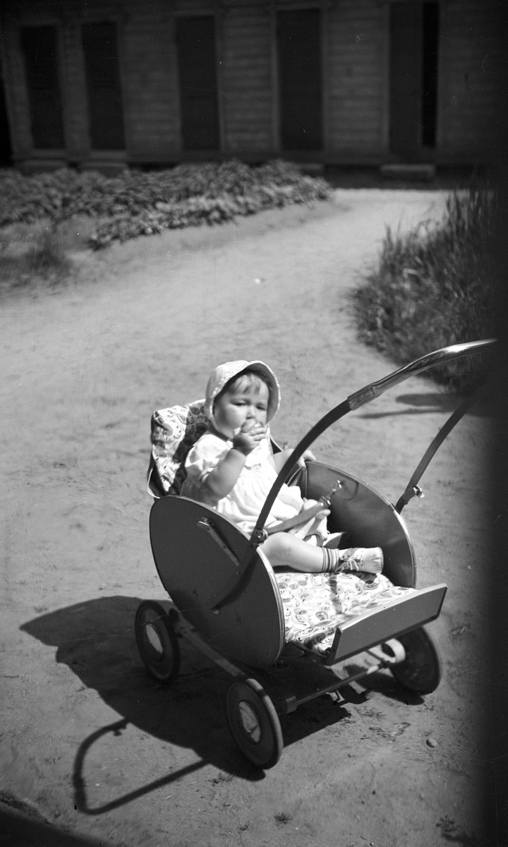 Ett litet barn i sin sittvagn vid "Bostäderna" i Jönköping.