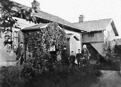 Greåker i Tune, Sarpsborg ca. 1900, postkort. Bakgården til 