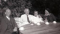 Gjester ved Marka Pensjonat koser seg i hagen på slutten av 