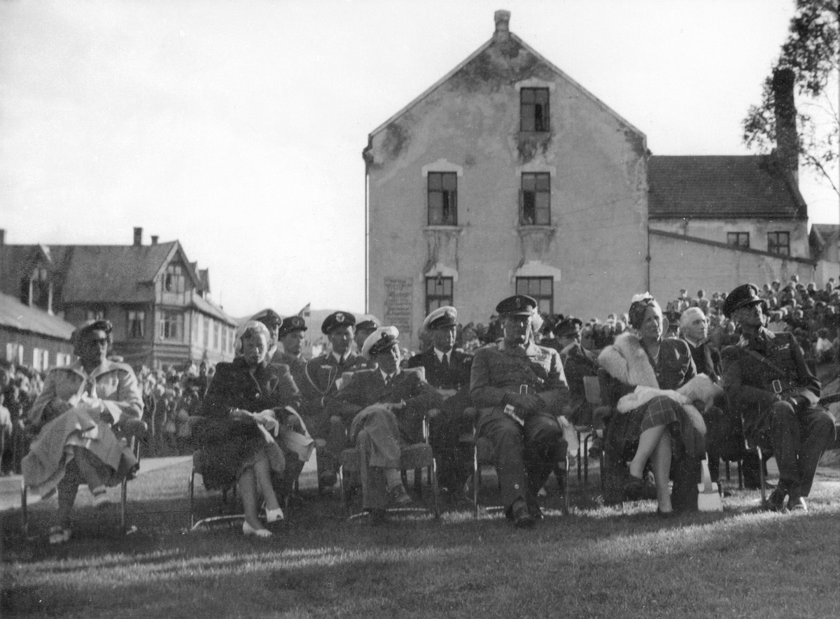 Kongefamilien med flere fotografert i forbindelse med avdukingen av general Fleischers statue i generalhagen. "Norullgården" i bakgrunnen.