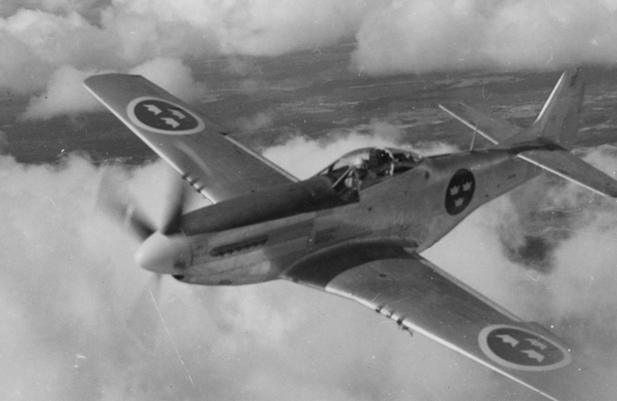 Flygplan J 26 ur svenska flygvapnet flyger över moln.